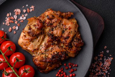 Tuzlu, baharatlı ve çimento kaplı lezzetli tavuk bifteği.