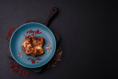 Tuzlu, baharatlı ve çimento kaplı lezzetli tavuk bifteği.