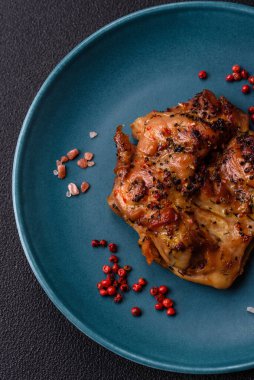 Tuzlu, baharatlı ve çimento kaplı lezzetli tavuk bifteği.