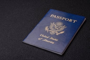 Amerika Birleşik Devletleri pasaportu, uçak biletleri ve koyu beton arka planda para. Turizm ve seyahat teması üzerine kavramsal arka plan