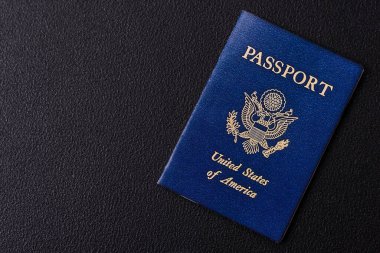 Amerika Birleşik Devletleri pasaportu, uçak biletleri ve koyu beton arka planda para. Turizm ve seyahat teması üzerine kavramsal arka plan