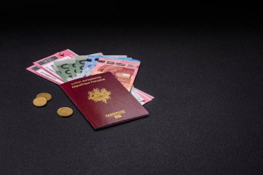 Fransa Cumhuriyeti pasaportu, uçak biletleri ve koyu beton arka planda para. Turizm ve seyahat teması üzerine kavramsal arka plan
