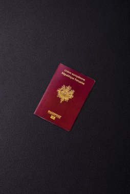 Fransa Cumhuriyeti pasaportu, uçak biletleri ve koyu beton arka planda para. Turizm ve seyahat teması üzerine kavramsal arka plan