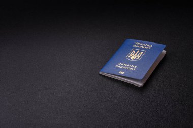 Biyometrik Ukrayna pasaportu, uçuş biletleri ve para koyu beton arka planda. Turizm ve seyahat teması üzerine kavramsal arka plan