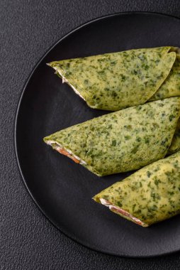 Ispanaklı, somonlu, Philadelphia peynirli, tuzlu, baharatlı ve çimento kaplı nefis ev yapımı krepler.