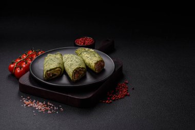 Ispanaklı, somonlu, Philadelphia peynirli, tuzlu, baharatlı ve çimento kaplı nefis ev yapımı krepler.