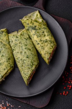 Ispanaklı, somonlu, Philadelphia peynirli, tuzlu, baharatlı ve çimento kaplı nefis ev yapımı krepler.