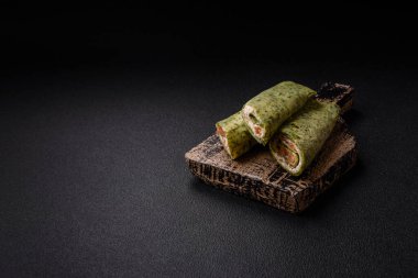 Ispanaklı, somonlu, Philadelphia peynirli, tuzlu, baharatlı ve çimento kaplı nefis ev yapımı krepler.