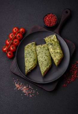 Ispanaklı, somonlu, Philadelphia peynirli, tuzlu, baharatlı ve çimento kaplı nefis ev yapımı krepler.