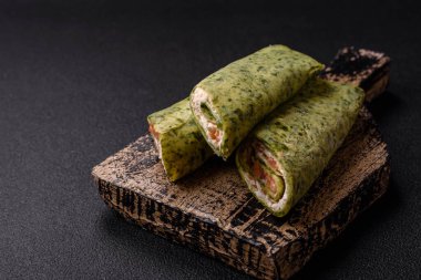 Ispanaklı, somonlu, Philadelphia peynirli, tuzlu, baharatlı ve çimento kaplı nefis ev yapımı krepler.