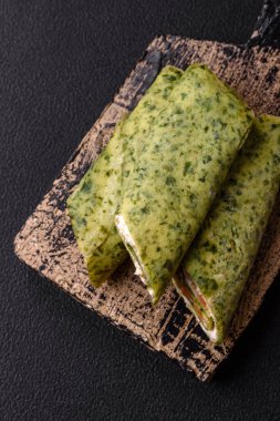 Ispanaklı, somonlu, Philadelphia peynirli, tuzlu, baharatlı ve çimento kaplı nefis ev yapımı krepler.