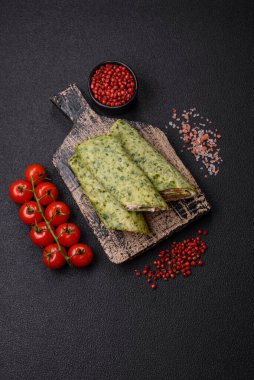 Ispanaklı, somonlu, Philadelphia peynirli, tuzlu, baharatlı ve çimento kaplı nefis ev yapımı krepler.