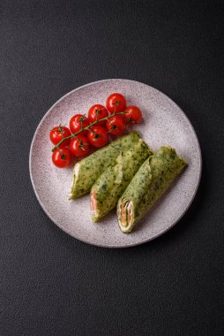 Ispanaklı, somonlu, Philadelphia peynirli, tuzlu, baharatlı ve çimento kaplı nefis ev yapımı krepler.