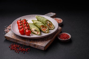 Ispanaklı, somonlu, Philadelphia peynirli, tuzlu, baharatlı ve çimento kaplı nefis ev yapımı krepler.