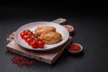 Lezzetli taze kıymalı pirzola, esrarlı ve çimento kaplı baharatlar.