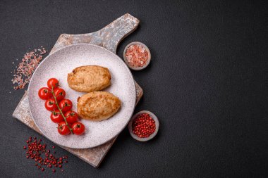 Lezzetli taze kıymalı pirzola, esrarlı ve çimento kaplı baharatlar.