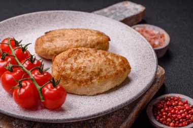 Lezzetli taze kıymalı pirzola, esrarlı ve çimento kaplı baharatlar.