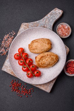 Lezzetli taze kıymalı pirzola, esrarlı ve çimento kaplı baharatlar.