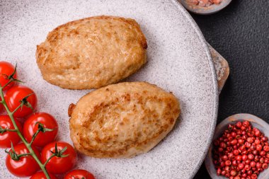 Lezzetli taze kıymalı pirzola, esrarlı ve çimento kaplı baharatlar.