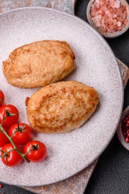 Lezzetli taze kıymalı pirzola, esrarlı ve çimento kaplı baharatlar.