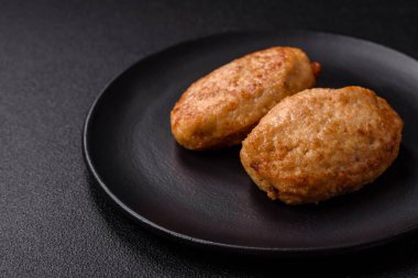 Lezzetli taze kıymalı pirzola, esrarlı ve çimento kaplı baharatlar.