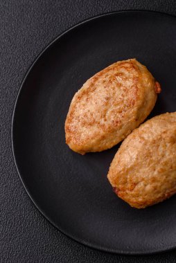 Lezzetli taze kıymalı pirzola, esrarlı ve çimento kaplı baharatlar.