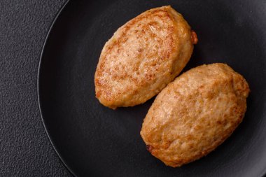 Lezzetli taze kıymalı pirzola, esrarlı ve çimento kaplı baharatlar.