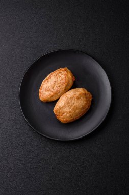 Lezzetli taze kıymalı pirzola, esrarlı ve çimento kaplı baharatlar.