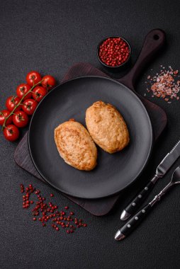 Lezzetli taze kıymalı pirzola, esrarlı ve çimento kaplı baharatlar.