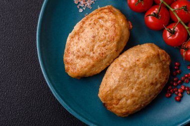 Lezzetli taze kıymalı pirzola, esrarlı ve çimento kaplı baharatlar.