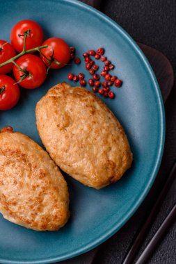 Lezzetli taze kıymalı pirzola, esrarlı ve çimento kaplı baharatlar.