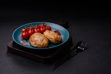 Lezzetli taze kıymalı pirzola, esrarlı ve çimento kaplı baharatlar.