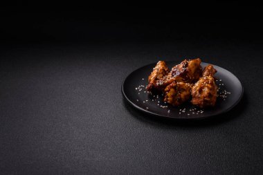 Tuz, baharat ve çimento kaplı teriyaki soslu lezzetli kızarmış kanatlar.
