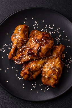 Tuz, baharat ve çimento kaplı teriyaki soslu lezzetli kızarmış kanatlar.