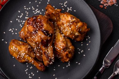 Tuz, baharat ve çimento kaplı teriyaki soslu lezzetli kızarmış kanatlar.