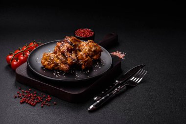 Tuz, baharat ve çimento kaplı teriyaki soslu lezzetli kızarmış kanatlar.