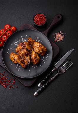 Tuz, baharat ve çimento kaplı teriyaki soslu lezzetli kızarmış kanatlar.