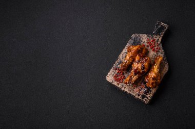 Tuz, baharat ve çimento kaplı teriyaki soslu lezzetli kızarmış kanatlar.