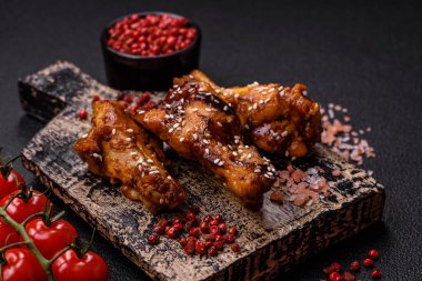 Tuz, baharat ve çimento kaplı teriyaki soslu lezzetli kızarmış kanatlar.