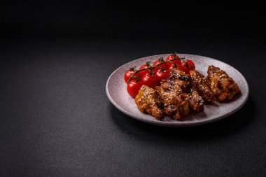 Tuz, baharat ve çimento kaplı teriyaki soslu lezzetli kızarmış kanatlar.