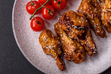 Tuz, baharat ve çimento kaplı teriyaki soslu lezzetli kızarmış kanatlar.