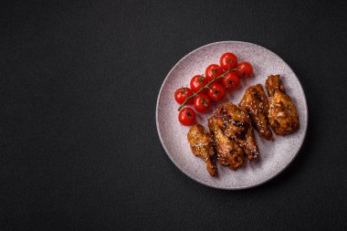 Tuz, baharat ve çimento kaplı teriyaki soslu lezzetli kızarmış kanatlar.