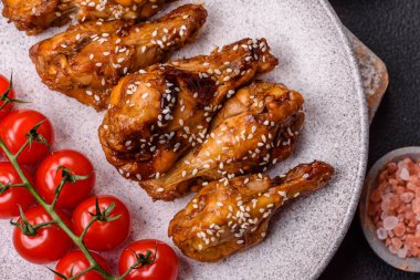 Tuz, baharat ve çimento kaplı teriyaki soslu lezzetli kızarmış kanatlar.