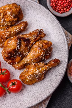 Tuz, baharat ve çimento kaplı teriyaki soslu lezzetli kızarmış kanatlar.