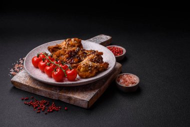 Tuz, baharat ve çimento kaplı teriyaki soslu lezzetli kızarmış kanatlar.