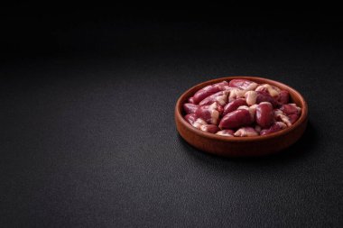 Tuzlu, baharatlı ve çimento kaplı çiğ tavuk kalbi.