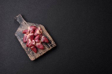 Tuzlu, baharatlı ve çimento kaplı çiğ tavuk kalbi.