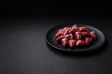 Tuzlu, baharatlı ve çimento kaplı çiğ tavuk kalbi.