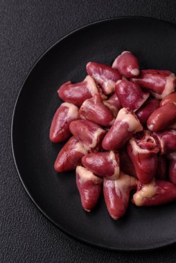 Tuzlu, baharatlı ve çimento kaplı çiğ tavuk kalbi.