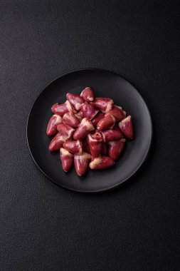 Tuzlu, baharatlı ve çimento kaplı çiğ tavuk kalbi.